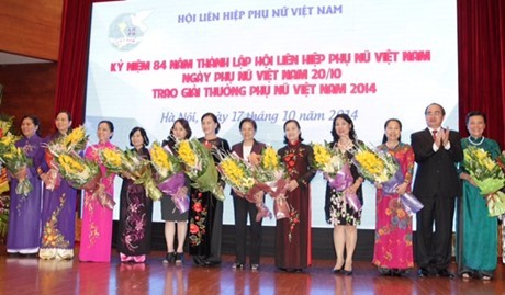 Вручена премия «Женщина Вьетнама» 2014 года - ảnh 1