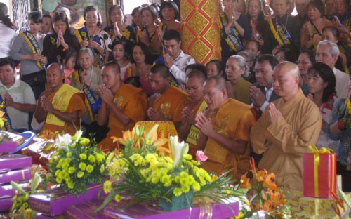 В пригороде Ханоя прошёл буддийский праздник «И Катхина» - ảnh 1