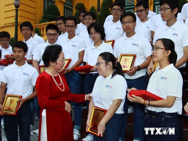 Вице-президент СРВ приняла школьников и студентов, получивших премии на Международных Олимпиадах - ảnh 1