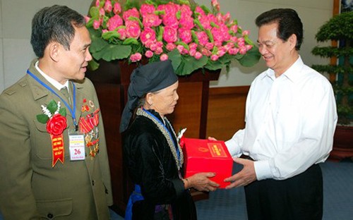 Премьер-министр СРВ Нгуен Тан Зунг встретился с лучшими гражданами северо-запада страны - ảnh 1
