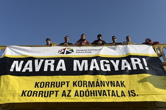 В Венгрии тысячи людей требуют отставки подозреваемой в коррупции чиновницы - ảnh 1