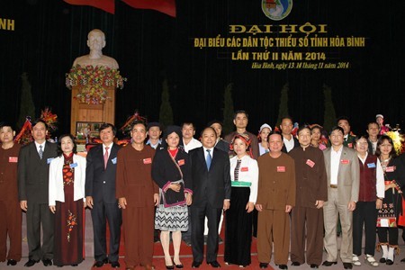 Вице-премьер СРВ Нгуен Суан Фук принял участие в съезде нацменьшинств провинции Хоабинь - ảnh 1