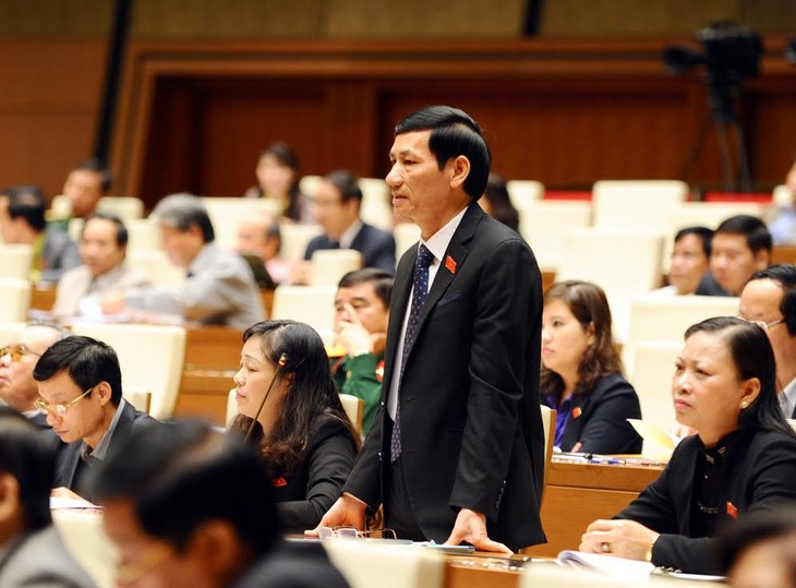 Вьетнамские депутаты обсуждают проект закона об устройстве местных властей - ảnh 1