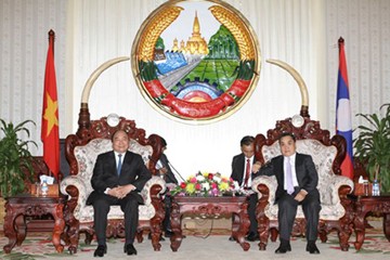 Вице-премьер СРВ Нгуен Суан Фук находится в Лаосе с рабочим визитом - ảnh 1