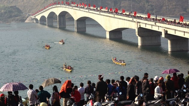 В г.Мыонглай открылся первый праздник соревнований лодок с кормой в форме ласточкина хвоста - ảnh 1