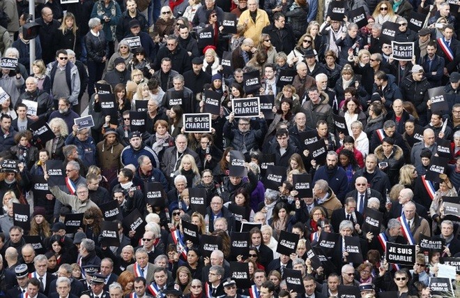 Во Франции около 700 тыс человек вышли на улицы в знак почтения памяти жертв терактов - ảnh 1