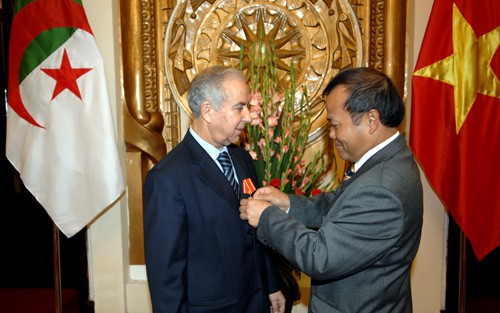 Посол Алжира награжден орденом «Дружбы» вьетнамского государства - ảnh 1