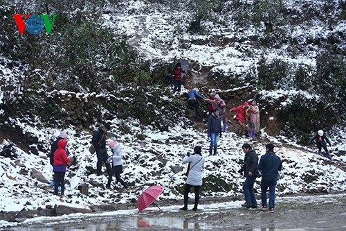 Туристы приехали в г.Шапа увидеть снег - ảnh 4