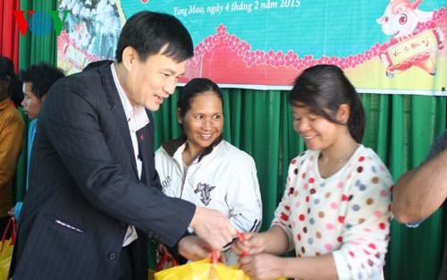 Во Вьетнаме проявляют заботу о том, чтобы во всех семьях царила новогодняя атмосфера - ảnh 2