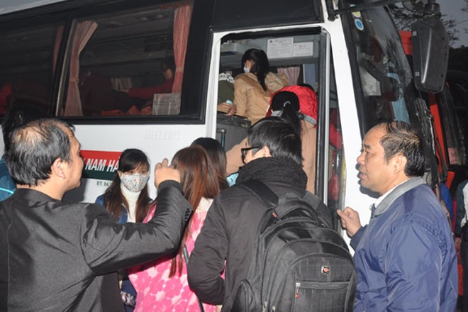 Во Вьетнаме доставлены рабочие домой на автобусе для встречи Нового года - ảnh 1