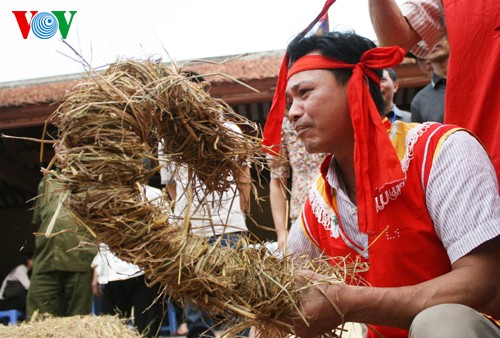 Соревнование по приготовлению риса в селе Тхикам - ảnh 2