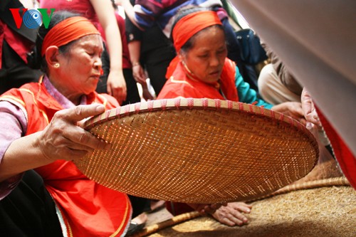 Соревнование по приготовлению риса в селе Тхикам - ảnh 7