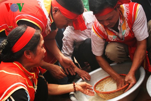 Соревнование по приготовлению риса в селе Тхикам - ảnh 8