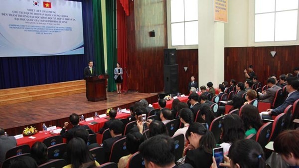 Спикер южнокорейского парламента встретился с вьетнамскими студентами в г.Хошимине - ảnh 1