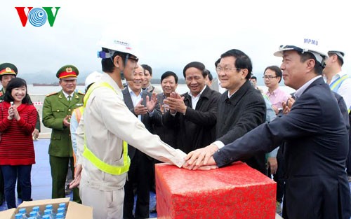 Президент СРВ Чыонг Тан Шанг провел осмотр международного порта Хайфон - ảnh 1