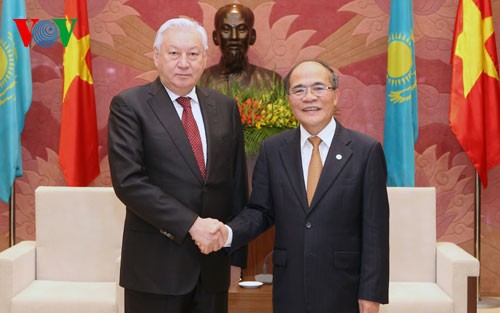 Нгуен Шинь Хунг провел переговоры с председателем Мажилиса парламента Казахстана - ảnh 1