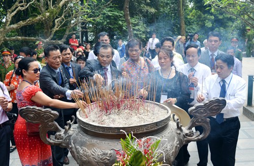 Вьетнамские эмигранты зажгли благовония в храме королей Хунгов - ảnh 1