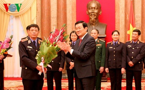 Президент СРВ Чыонг Тан Шанг передал решение о назначении прокуроров - ảnh 1