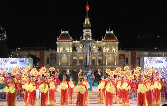 Во Вьетнаме продолжаются мероприятия в честь дня рождения Хо Ши Мина - ảnh 1