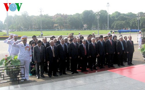 Руководители Вьетнама посетили Мавзолей Хо Ши Мина по случаю 125-летия со дня его рождения - ảnh 2