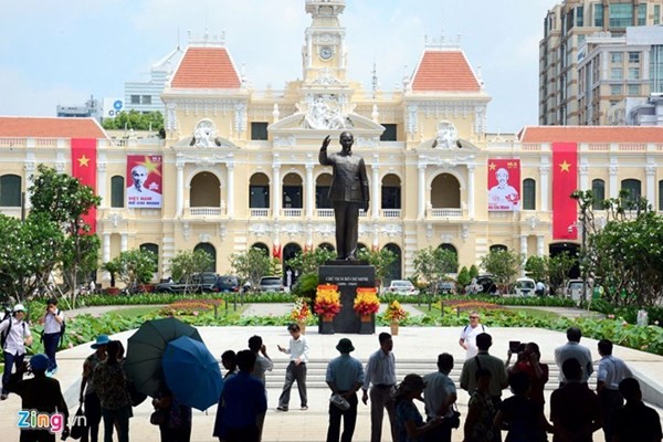 Памятник Хо Ши Мину в городе, носящем его имя - ảnh 1