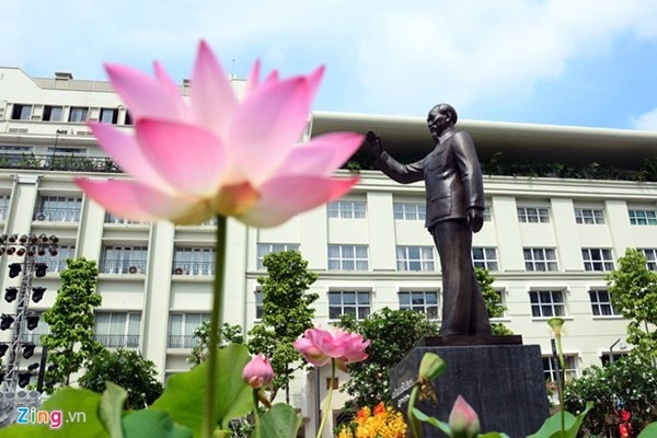 Памятник Хо Ши Мину в городе, носящем его имя - ảnh 5