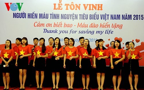 В Ханое названы 100 лучших доноров крови Вьетнама 2015 года - ảnh 1