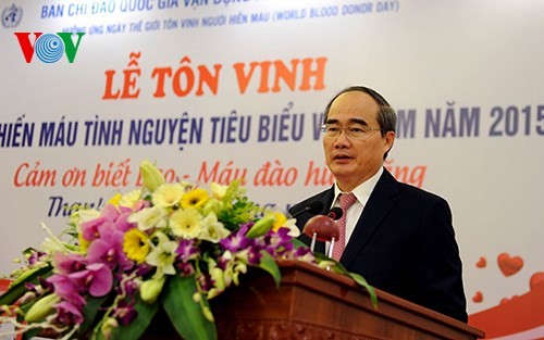 В Ханое названы 100 лучших доноров крови Вьетнама 2015 года - ảnh 2
