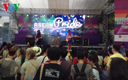 В Ханое прошёл музыкальный фестиваль ASEAN Pride 2015 - ảnh 1