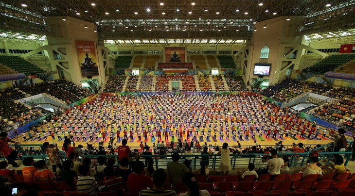 Во Вьетнаме отмечают Международный день йоги - ảnh 2