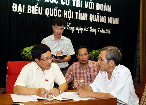 Вице-премьер СРВ Фам Бинь Минь встретился с избирателями города Халонг - ảnh 1