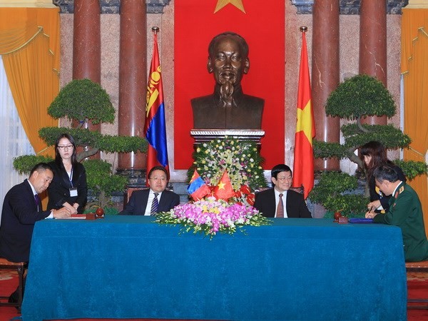 Руководители Вьетнама поздравили с Днём независимости Монголии - ảnh 1