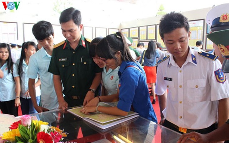 В городе Нячанг проходит выставка, посвящённая вьетнамским архипелагам Хоангша и Чыонгша - ảnh 1