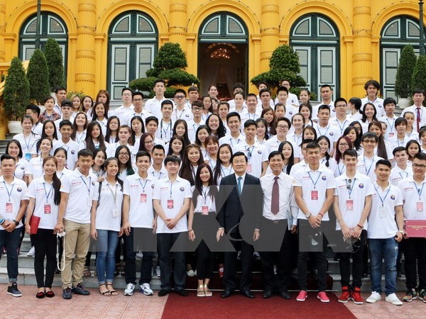 Молодые вьетнамцы за границей зажлги благовония в память о королях Хунгах - ảnh 1