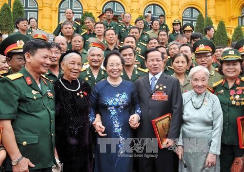 Вице-президент СРВ приняла матерей-героинь Вьетнама, инвалидов и ветеранов войны - ảnh 1