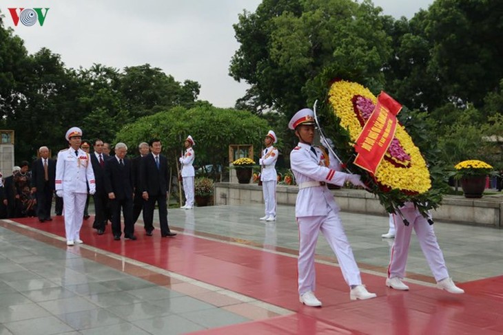 Руководители Вьетнама зажгли благовония в память о павших героях и посетили Мавзолей Хошимина - ảnh 1