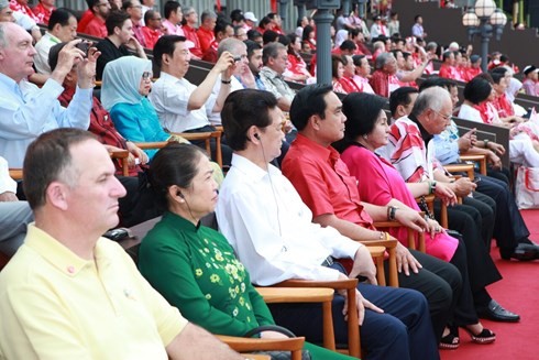 Премьер Вьетнама завершил визит в Малайзию и участие в праздновании 50-летия независимости Сингапура - ảnh 1