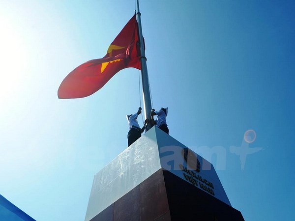 В провинции Куангнинь завершилась установка национального флагштока на острове Чан - ảnh 1