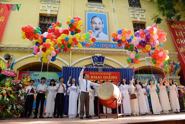 Во Вьетнаме более 22 млн школьников и студентов участовали в церемонии начала нового учебного года - ảnh 1