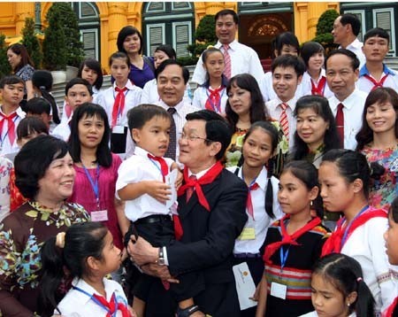 Президент СРВ Чыонг Тан Шанг поздравил детей с праздником середины осени - ảnh 1