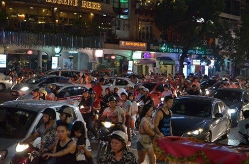 Атмосфера праздника середины осени на улицах Ханоя - ảnh 7