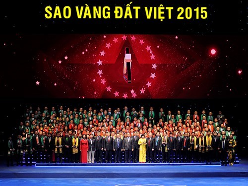 В Ханое вручена премия «Золотая звезда Вьетнамской земли-2015» - ảnh 1