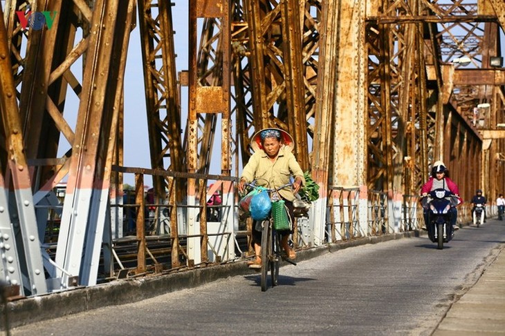 Осенняя атмосфера на мосту Лонгбиен - ảnh 9