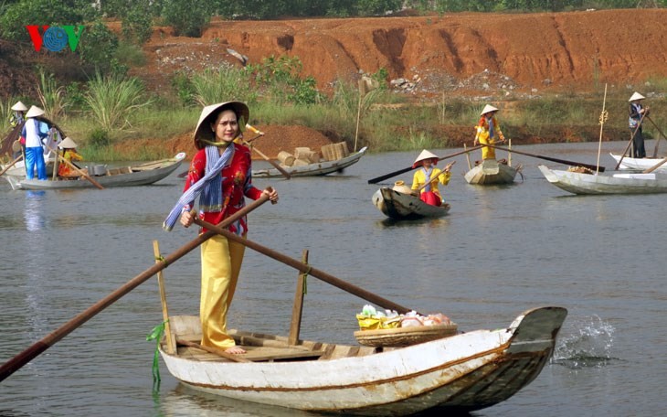 Обаятельные девушки Южного Вьетнама на плавучем рынке в Ханое - ảnh 3