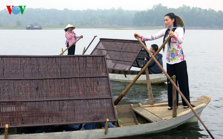 Обаятельные девушки Южного Вьетнама на плавучем рынке в Ханое - ảnh 5