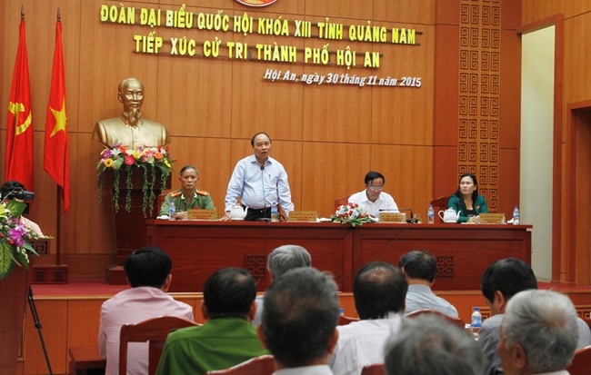 Вице-премьер СРВ Нгуен Суан Фук встретился с избирателями города Хойан - ảnh 1