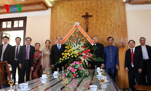 Глава ОФВ Нгуен Тхиен Нян поздравил верующих с Рождеством в провинции Контум - ảnh 1