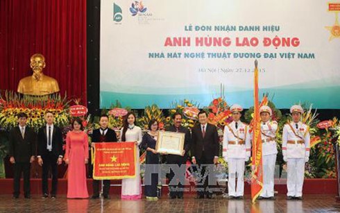 Вьетнамскому театру современных искусств и больнице «Дружба» присвоено звание «Герой труда» - ảnh 2