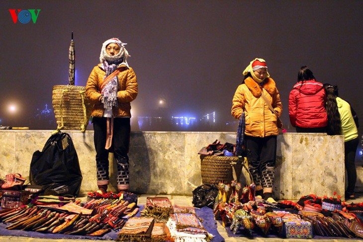 Жители Шапы продают товары в холодную погоду - ảnh 1