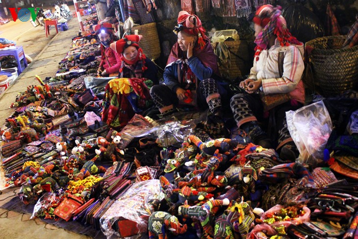 Жители Шапы продают товары в холодную погоду - ảnh 2
